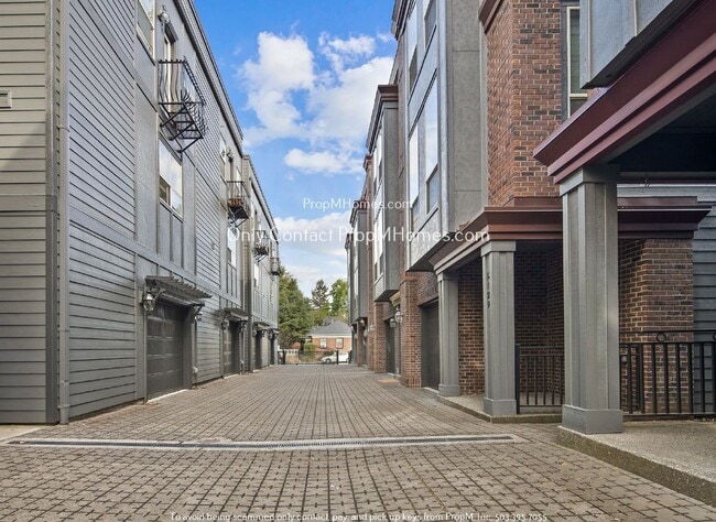 Building Photo - Prime Location - Luxury Two Bedroom Townho... Rental