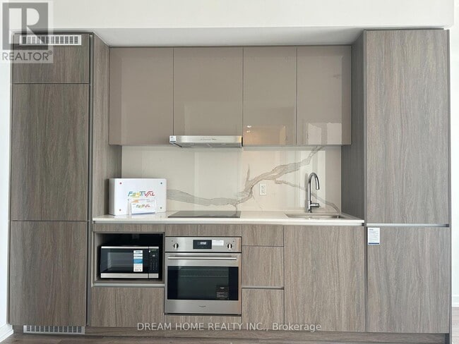 Photo - 28 Interchange Wy Unité 2902