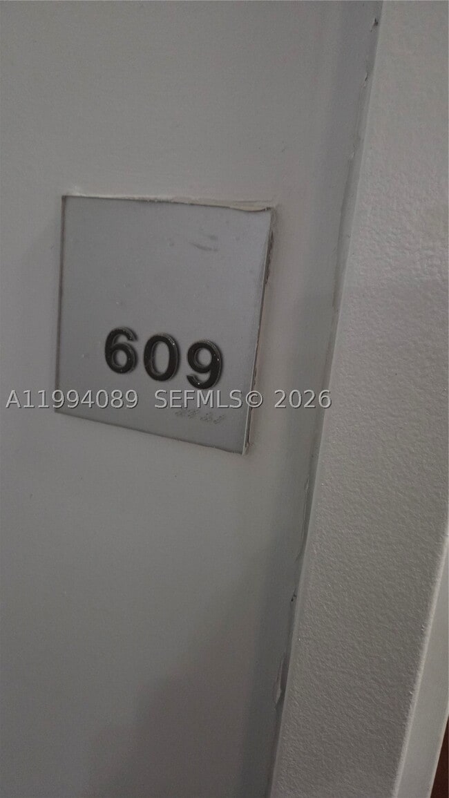 Building Photo - 10 SW South River Dr Unit 609