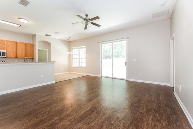 Photo - 667 Bonaparte Dr