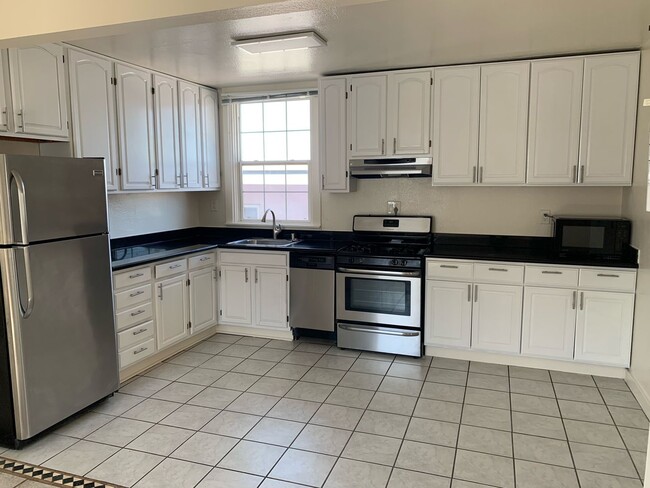 Building Photo - Great Upper Unit 1519