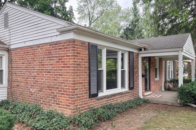 Photo - 1846 Pembroke Rd