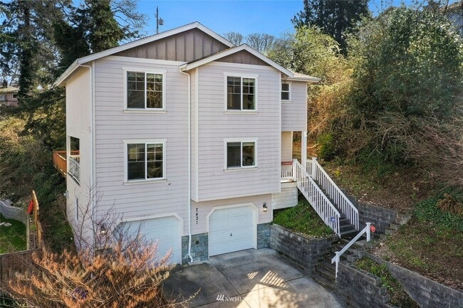 Building Photo - Stunning Oversized Home with Peek-a-Boo Olympic Views