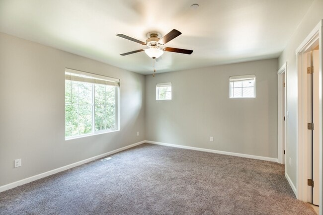 Photo - Newer 4 bdrm plus Flex Room Home In Town- 1 Months rent concession!