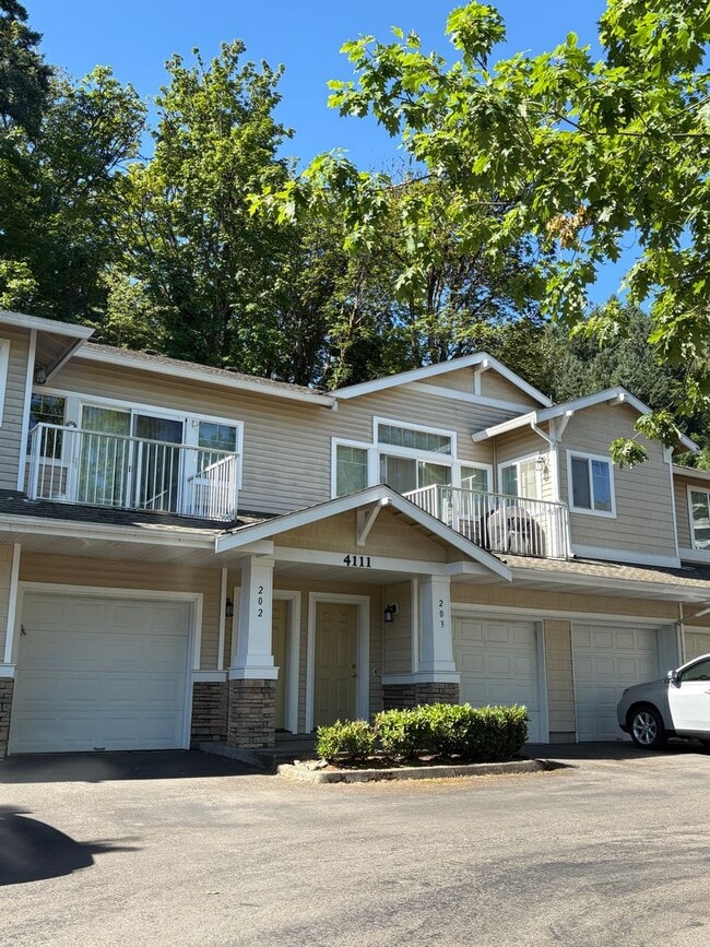 Building Photo - Bright and Sunny 2-bed 1-bath condo Kent!