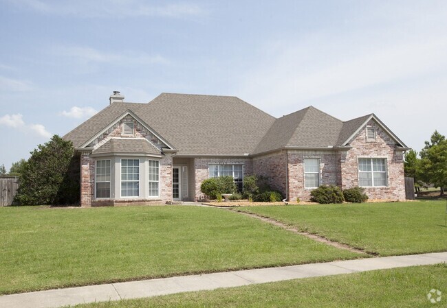 Building Photo - 4 Bedroom, 2.5 bath with an Office! Rental