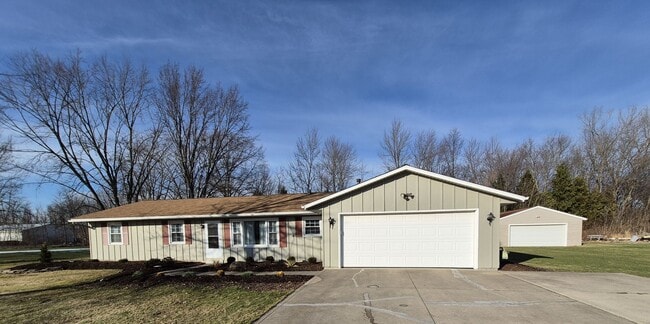 Building Photo - Charming 3BR 1.5BA Home w/ In-Unit Laundry + Central Air + Garage in Avon