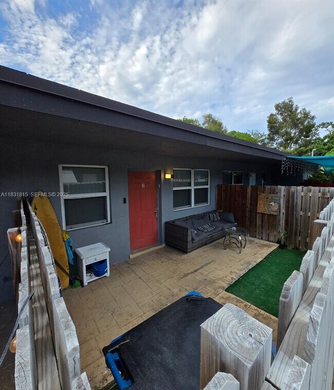 Building Photo - 1204 NE 5th Terrace Unit 2