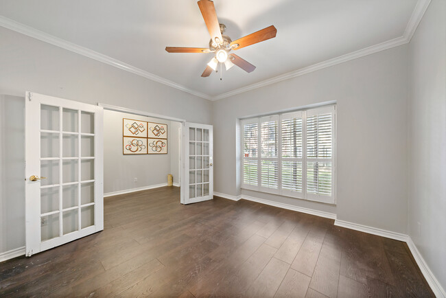 Downstairs bedroom/study or office - 14707 Barryknoll Ln Casa Adosada