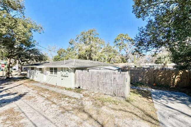 Photo - 5852 Monroe St