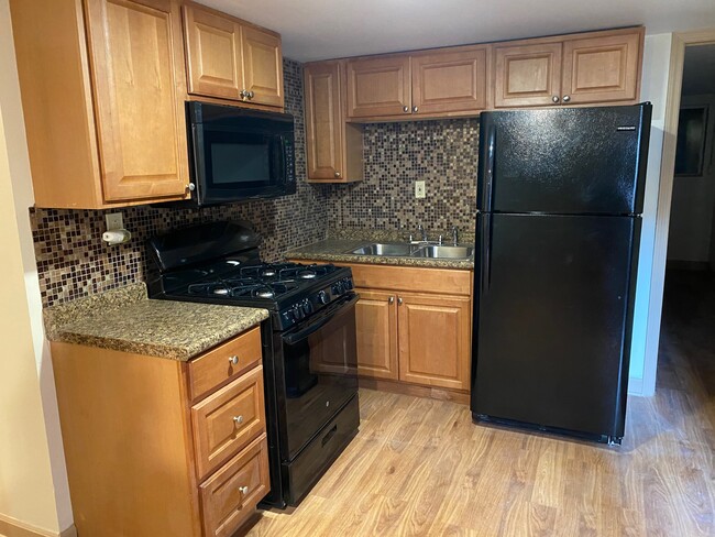 Kitchen - 6817 S Calumet Ave Apartments Unit 3