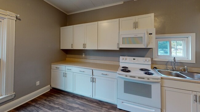 Photo - 33 Westminster Ave Unit Upper