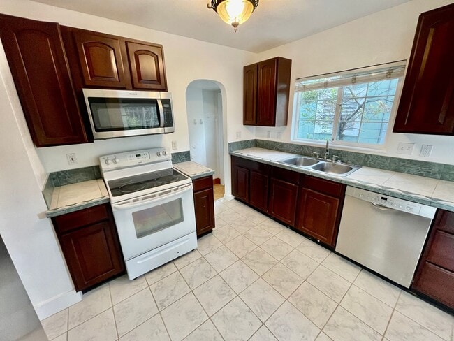 Photo - Upgraded 3bd/2bath Laurelhurst Home w/ Pri...