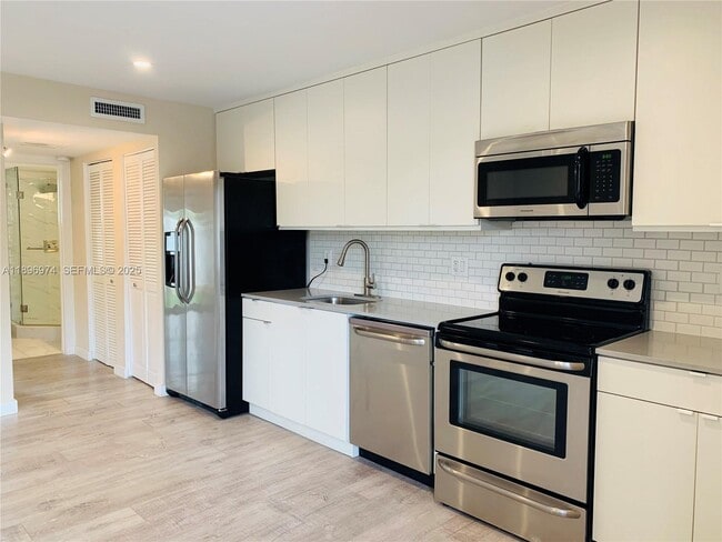 Building Photo - 2412 NE 26th St Unit 4