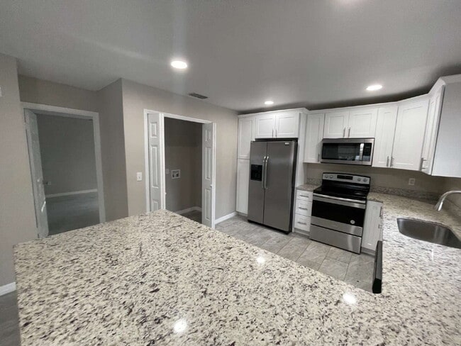 Photo - Charming 2-Bed Duplex with Ample Space on W Belmar St, Lakeland!