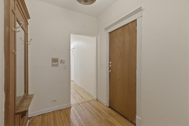 Photo - 5120 N Kenmore Ave Unidad 1S