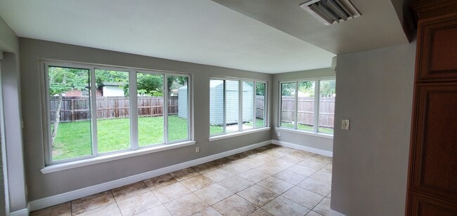 Florida room - 712 Saint Lucie Ln