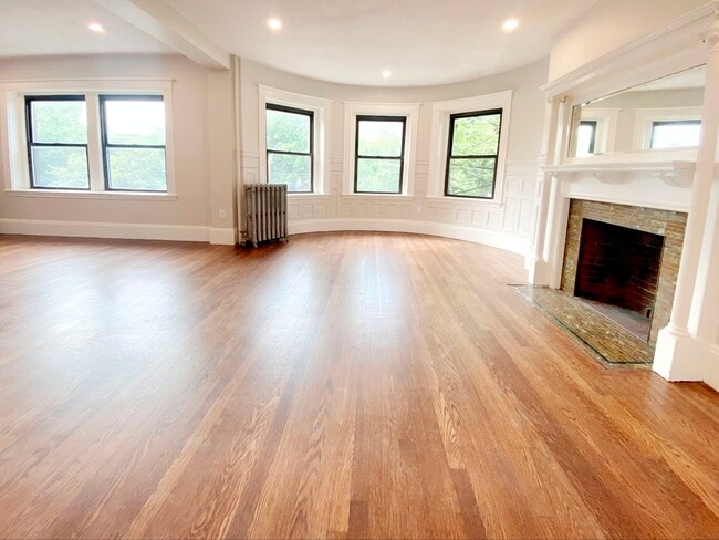 Building Photo - 1855 Beacon St Unit 2 Rental
