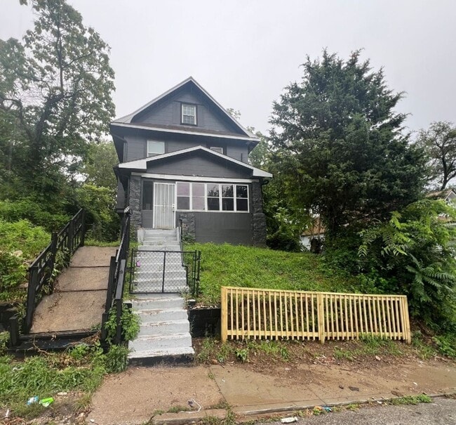 Building Photo - Spacious 5 Bedroom Bungalow in Historic No... Rental