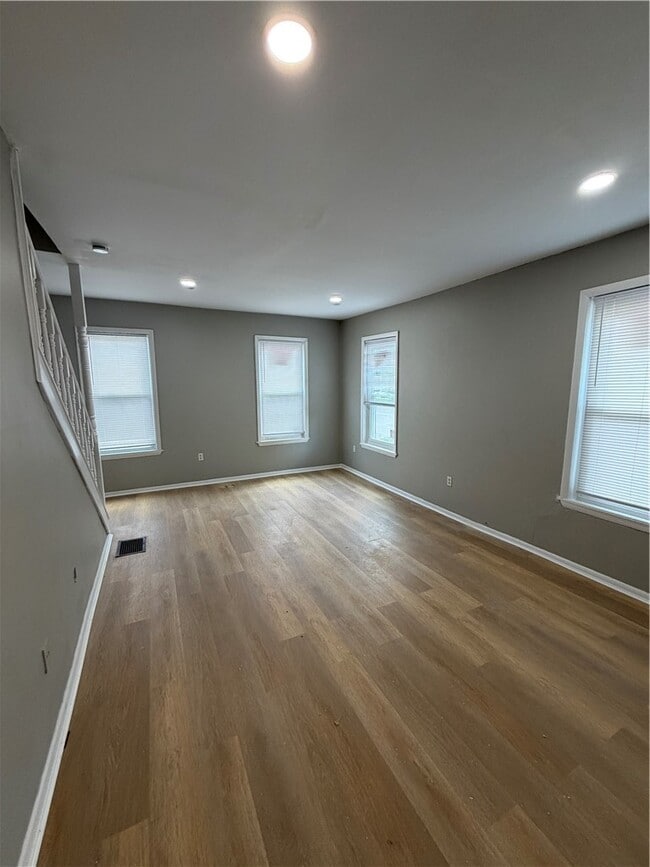 352 Walnut St