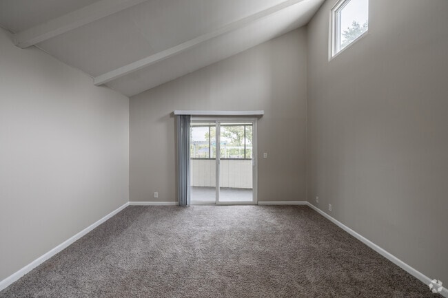 1BR, 1BA - 675SF - Living Room
