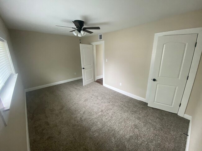 Photo - 2065 Broadway St