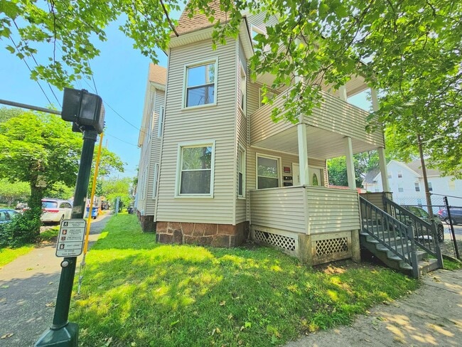 Building Photo - Spacious Multi-Family Apartments for Rent in the Heart of New Haven! Unit 1st Floor