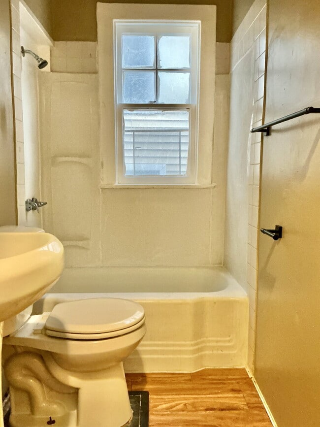 Photo - Spacious one-bedroom apartment located on Hazelwood in Rochester, NY. Unidad Down