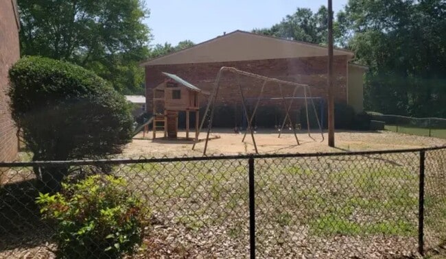 Photo - 380 Regal St