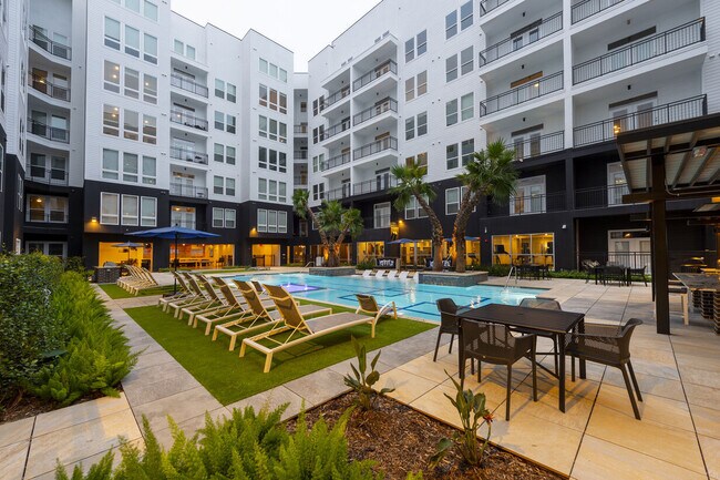 Photo - 611 Shepherd