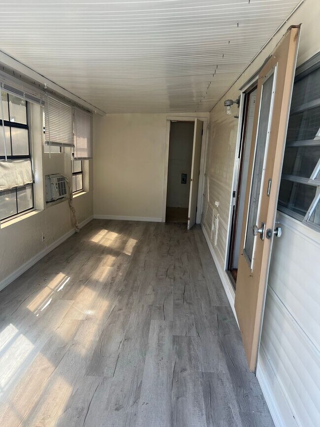 Photo - 1/1 Mobile Home - Rent to own - Zephyrhills, FL Unit 10