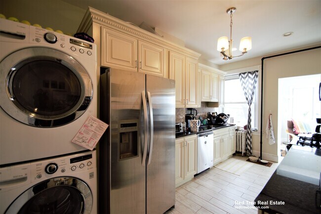 Building Photo - 11 Babcock St Unit 2