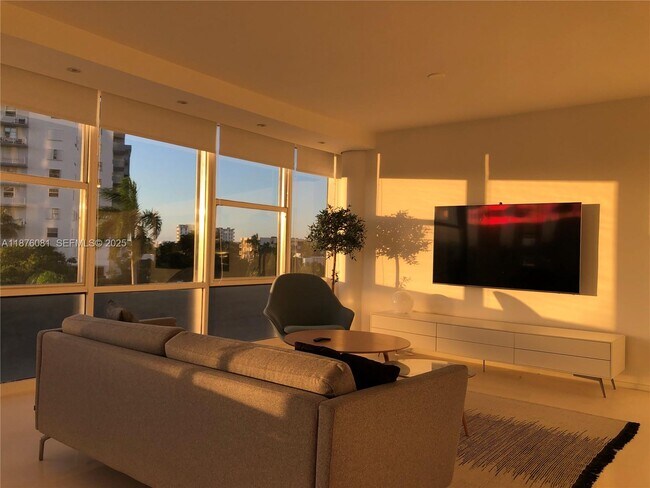 Building Photo - 900 Bay Dr Unit 315