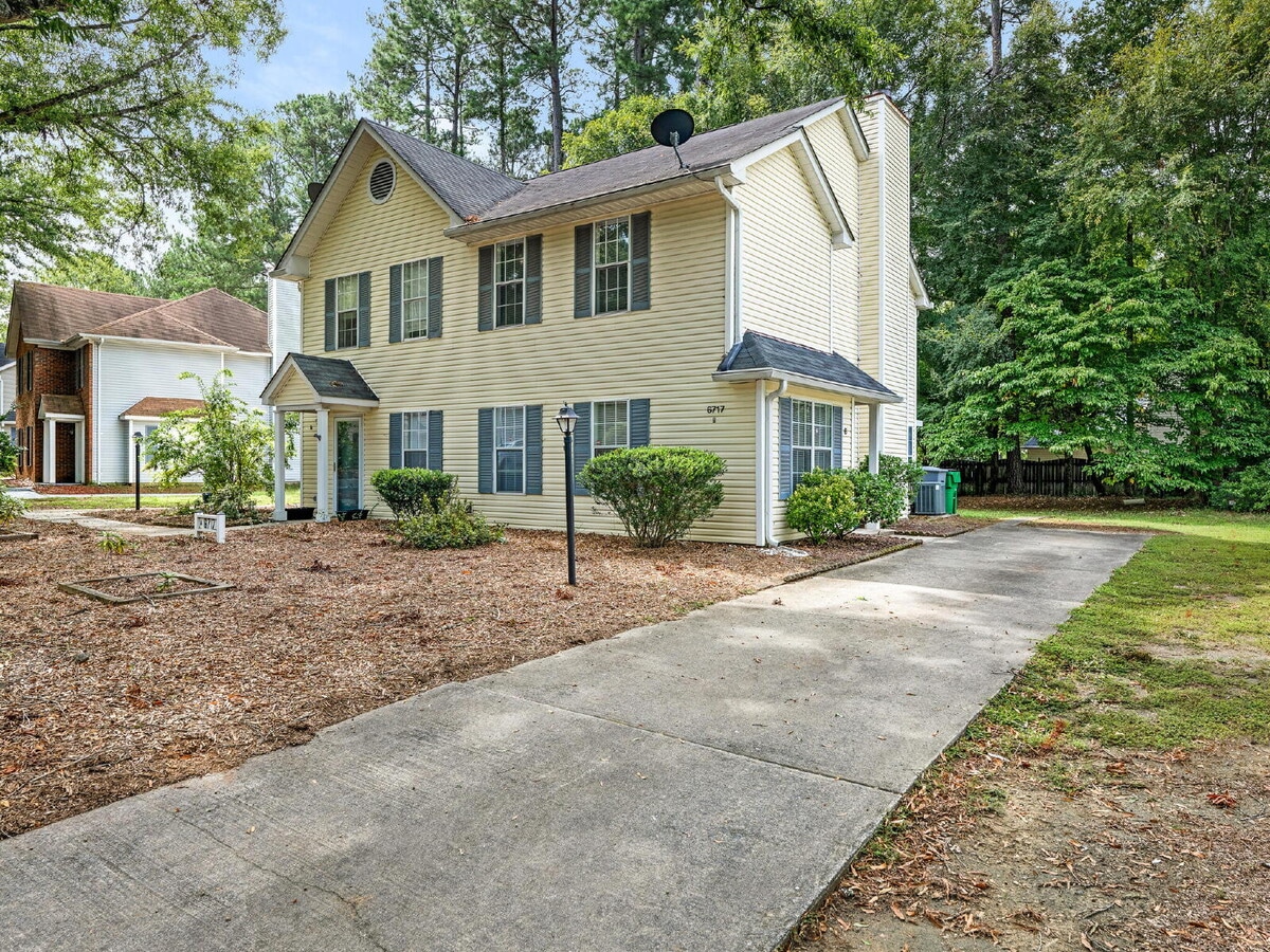 Newly updated cozy 2 bed, 2.5 bath duplex with 2nd floor laundry and a back patio! - Newly updated cozy 2 bed, 2.5 bath duplex with 2nd floor laundry and a back patio! Unit B