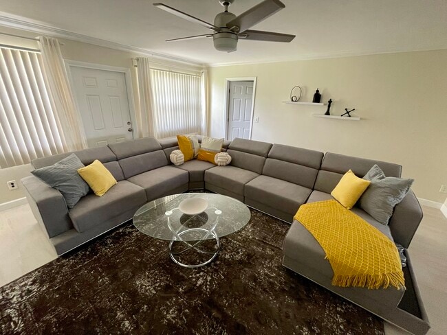 Photo - 307 E Kalmia Dr