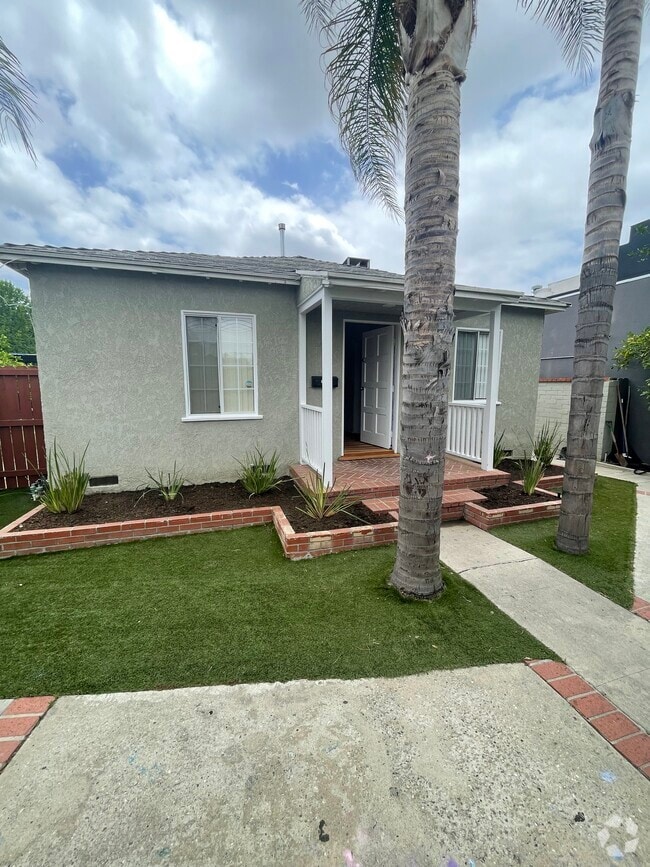 Building Photo - 17238 Vanowen St Rental