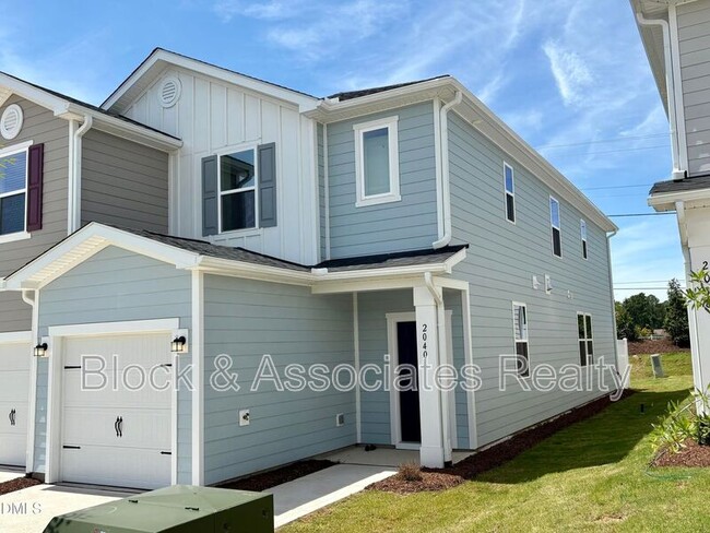 Building Photo - 2040 Oakdale Dr