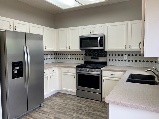 Photo - *STUNNING* 3 BEDROOM IN STETSON HILLS