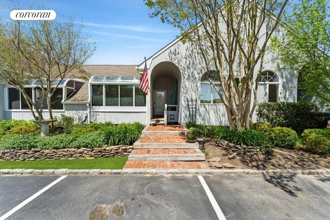 Photo - 400 Noyack Rd