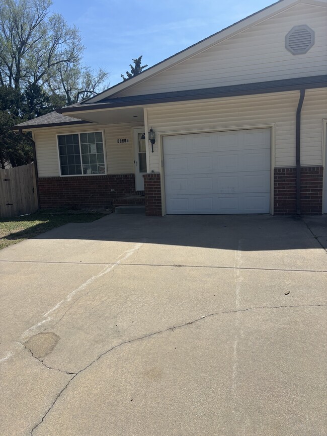 Building Photo - 10317 W Delano Ave