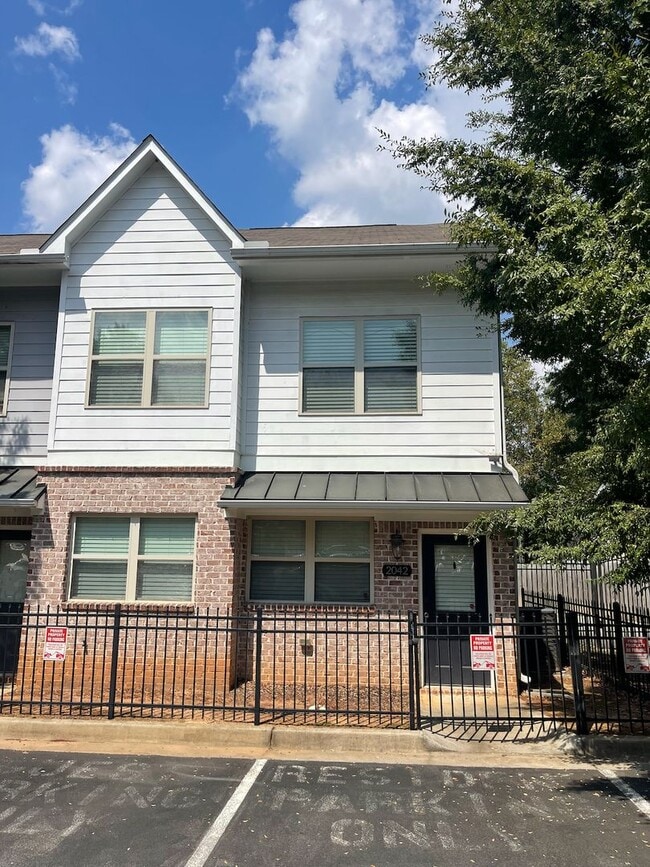 Building Photo - Newly Painted Townhouse on Riverside Neigh...