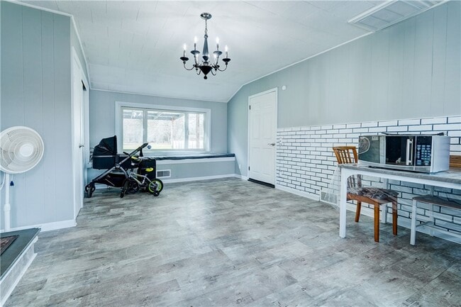 Photo - 889 Long Pond Rd