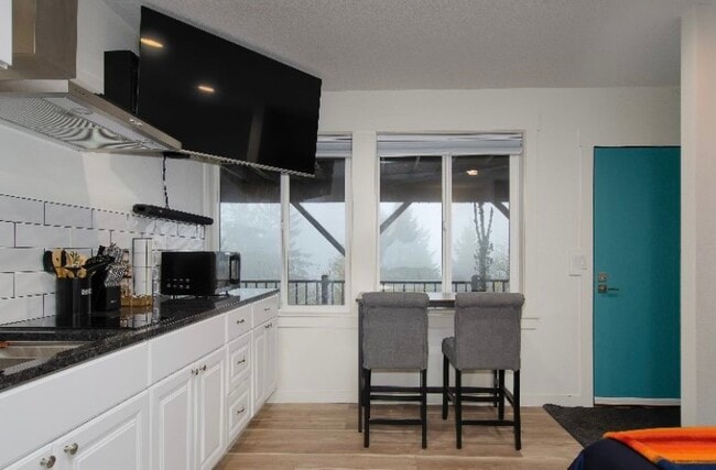Building Photo - 645 SW 83rd Ave Unit 2