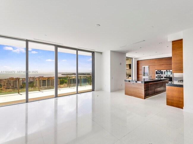 Photo - 800 South Pointe Dr Unidad 2103