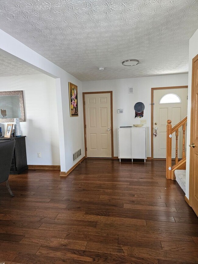 Photo - 5826 Wooden Plank Rd