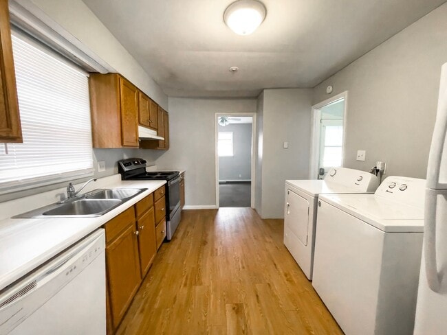 Building Photo - In-Unit Washer and Dryer