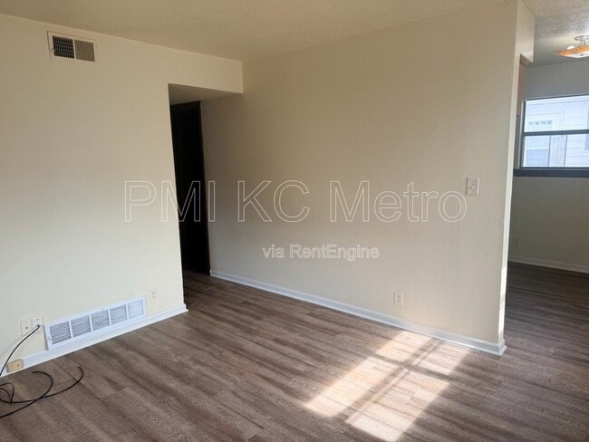 Photo - 102 E Sunrise Dr