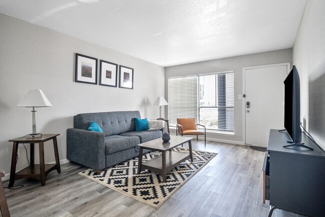 Building Photo - 4400 Memorial Dr Rental
