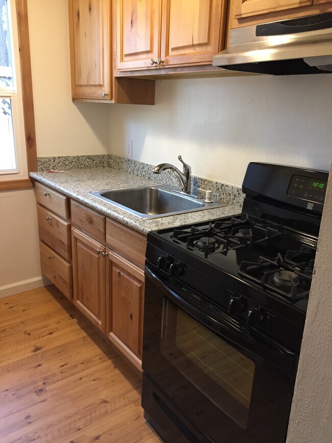 Photo - 2565 Pinter Ave Unit 2 (Rear, Studio/1ba)