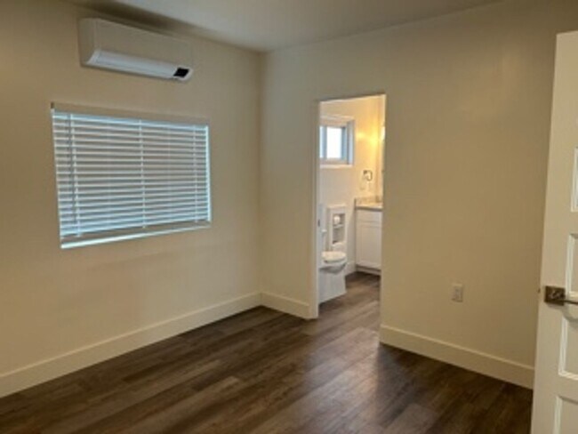 Photo - Howard St. Unidad Howard 667 Front House